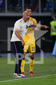 2021-08-22 - Vincenzo Italiano coach of ACF Fiorentina seen in action during the  Italian Football Championship League A 2021/2022 match between AS Roma vs ACF Fiorentina at the Olimpic Stadium in Rome. - AS ROMA VS ACF FIORENTINA - ITALIAN SERIE A - SOCCER