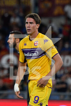 2021-08-22 - Dusan Vlahovic of ACF Fiorentina seen in action during the  Italian Football Championship League A 2021/2022 match between AS Roma vs ACF Fiorentina at the Olimpic Stadium in Rome. - AS ROMA VS ACF FIORENTINA - ITALIAN SERIE A - SOCCER