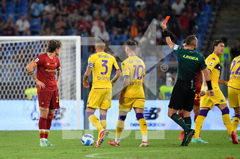 2021-08-22 - Luca Pairetto shows the red card to Nicolo’ Zaniolo seen in action during the  Italian Football Championship League A 2021/2022 match between AS Roma vs ACF Fiorentina at the Olimpic Stadium in Rome. - AS ROMA VS ACF FIORENTINA - ITALIAN SERIE A - SOCCER