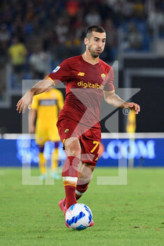 2021-08-22 - Henrikh Mkhitaryan of AS Roma seen in action during the  Italian Football Championship League A 2021/2022 match between AS Roma vs ACF Fiorentina at the Olimpic Stadium in Rome. - AS ROMA VS ACF FIORENTINA - ITALIAN SERIE A - SOCCER