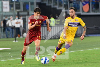 2021-08-22 - Eldor Shomurodov of AS Roma and Gaetano Castrovilli of ACF Fiorentina seen in action during the  Italian Football Championship League A 2021/2022 match between AS Roma vs ACF Fiorentina at the Olimpic Stadium in Rome. - AS ROMA VS ACF FIORENTINA - ITALIAN SERIE A - SOCCER