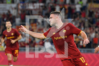 2021-08-22 - Jordan Veretout of AS Roma celebrates after scoring goal 3-1 seen in action during the  Italian Football Championship League A 2021/2022 match between AS Roma vs ACF Fiorentina at the Olimpic Stadium in Rome. - AS ROMA VS ACF FIORENTINA - ITALIAN SERIE A - SOCCER
