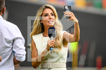 2021-08-22 - Giorgia Rossi, giornalista e conduttrice televisiva di DAZN durante un selfie - UDINESE CALCIO VS JUVENTUS FC - ITALIAN SERIE A - SOCCER