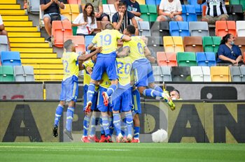 2021-08-22 - Paulo Dybala (Juventus) esulta con i compagni dopo aver segnato il gol - UDINESE CALCIO VS JUVENTUS FC - ITALIAN SERIE A - SOCCER