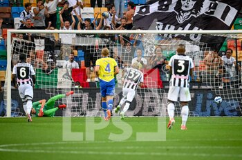 2021-08-22 - Roberto Maximiliano Pereyra (Udinese) segna il gol su rigore - UDINESE CALCIO VS JUVENTUS FC - ITALIAN SERIE A - SOCCER
