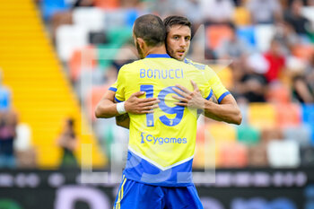 2021-08-22 - Rodrigo Bentancur (Juventus) abbraccia Leonardo Bonucci (Juventus) - UDINESE CALCIO VS JUVENTUS FC - ITALIAN SERIE A - SOCCER