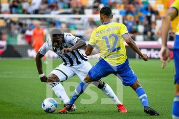 2021-08-22 - Jean-Victor Makengo (Udinese) in azione contro Alex Sandro (Juventus) - UDINESE CALCIO VS JUVENTUS FC - ITALIAN SERIE A - SOCCER