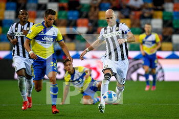 2021-08-22 - Bram Nuytinck (Udinese) in attacco ostacolato da Rodrigo Bentancur (Juventus) - UDINESE CALCIO VS JUVENTUS FC - ITALIAN SERIE A - SOCCER
