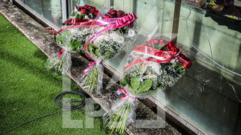 2019-08-01 - I fasci di fiori deposti sotto la Curva Sud in ricordo di Carmine Rinaldi 