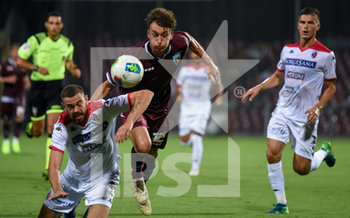2019-08-01 - Giannetti anticipa di forza il difensore del Bari Alessio Sabbione - TRIANGOLARE DEL CENTENARIO - SALERNITANA VS BARI 0-1 - ITALIAN SERIE B - SOCCER