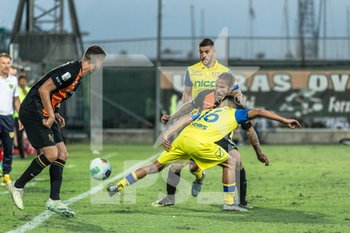 2019-09-14 - Franco Zuculini del Venezia FC tenta il dribbling ai danni di Luca Garritano del Chievo Verona - VENEZIA VS CHIEVO - ITALIAN SERIE B - SOCCER