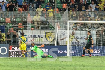 2019-09-14 - Emanuel Vignato del Chievo Verona tenta il pallonetto contro Luca Lezzerini del Venezia FC - VENEZIA VS CHIEVO - ITALIAN SERIE B - SOCCER