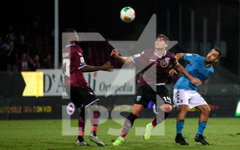 2019-09-16 - Di Tacchio (14) della Salernitana anticipa di testa l´attaccante del Benevento Marco Sau (25) - SALERNITANA VS BENEVENTO 0-2 - ITALIAN SERIE B - SOCCER