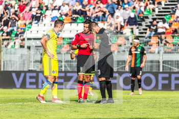 2019-09-28 - Marco Modolo del Venezia FC e Michele Marconi dell´AC Pisa a colloquio con l´arbitro Antonio Di Martino - VENEZIA VS PISA - ITALIAN SERIE B - SOCCER