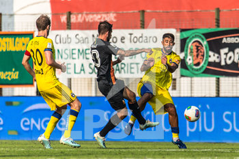 2019-09-28 - Mattia Aramu del Venezia FC in azione con Luca Verna dell´AC Pisa - VENEZIA VS PISA - ITALIAN SERIE B - SOCCER