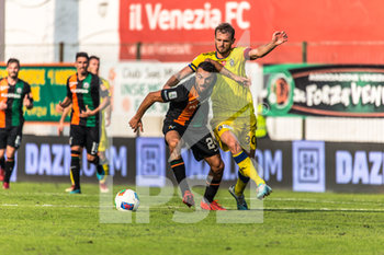 2019-09-28 - Riccardo Bocalon del Venezia FC protegge palla contro Alessandro De Vitis dell´AC Pisa - VENEZIA VS PISA - ITALIAN SERIE B - SOCCER