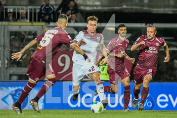 2019-09-29 - Niccolò Giannetti (S) circondato dai calciatori del Livorno - LIVORNO VS SALERNITANA - ITALIAN SERIE B - SOCCER