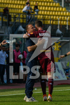 2019-10-05 - Davide Marsura (L) festeggia il terzo gol con l´allenatore Roberto Breda - LIVORNO VS CHIEVO - ITALIAN SERIE B - SOCCER