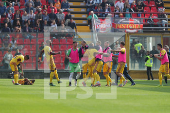 2019-10-06 - Luppi festeggia con la panchina il gol appena segnato - CREMONESE VS CITTADELLA - ITALIAN SERIE B - SOCCER