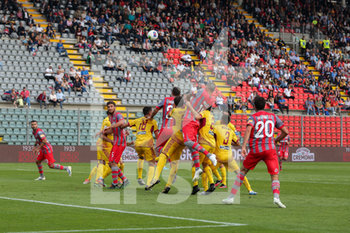 2019-10-06 - Mogos della Cremonese prova a svettare di testa su un calcio d’angolo - CREMONESE VS CITTADELLA - ITALIAN SERIE B - SOCCER