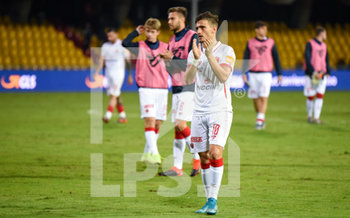 2019-10-19 - Un deluso Vlad Dragomir (Perugia) saluta i tifosi a fine gara - BENEVENTO VS PERUGIA 1-0 - ITALIAN SERIE B - SOCCER