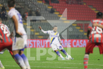 2019-10-27 - Camillo Ciano (Frosinone) alla battuta di un calcio di punizione dal limite dell’area di rigore nel match con la Cremonese - CREMONESE VS FROSINONE - ITALIAN SERIE B - SOCCER
