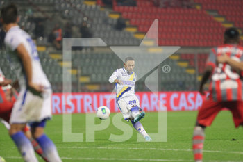 2019-10-27 - Camillo Ciano (Frosinone) alla battuta di un calcio di punizione dal limite dell’area di rigore nel match con la Cremonese - CREMONESE VS FROSINONE - ITALIAN SERIE B - SOCCER