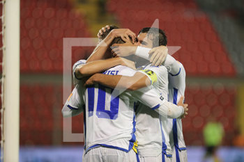 2019-10-27 - I giocatori del Frosinone esultano dopo il gol di Dionisi - CREMONESE VS FROSINONE - ITALIAN SERIE B - SOCCER