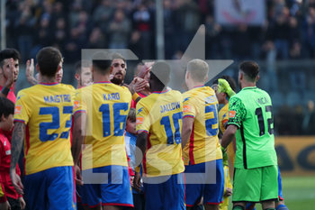 2019-11-10 - I giocatori della Salernitana stringono la mano prima del match agli avversari della Cremonese - CREMONESE VS SALERNITANA - ITALIAN SERIE B - SOCCER