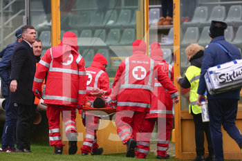 2019-11-30 - I sanitari portano fuori Boultam (Cremonese) dopo l’infortunio contro il Livorno. - CREMONESE VS LIVORNO - ITALIAN SERIE B - SOCCER