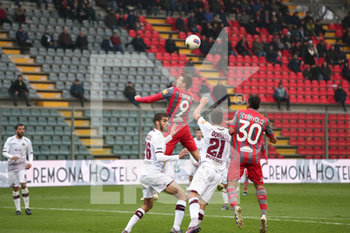 2019-11-30 - Ciofani (Cremonese) prova a colpire di testa su calcio d’angolo nel match contro il Livorno. - CREMONESE VS LIVORNO - ITALIAN SERIE B - SOCCER