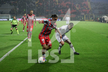 2019-11-30 - Arini (Cremonese) difende palla sull’attacco di un giocatore del Livorno - CREMONESE VS LIVORNO - ITALIAN SERIE B - SOCCER