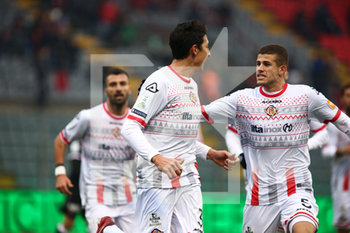 2019-12-15 - Dos Santos Clayton festeggia con Valzania il gol appena segnato al Perugia - CREMONESE VS PERUGIA - ITALIAN SERIE B - SOCCER