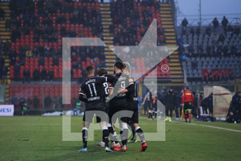 2019-12-15 - Iemmello (Perugia ) festeggia con i compagni per il gol del pareggio segnato contro la Cremonese - CREMONESE VS PERUGIA - ITALIAN SERIE B - SOCCER