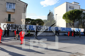 2020-03-07 - Lo striscione di incoraggiamento dei tifosi del Pisa appeso all'ingresso dell'entrata dei giocatori - PISA VS LIVORNO - ITALIAN SERIE B - SOCCER