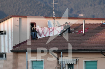2020-03-07 - I tifosi del Pisa sui tetti delle case per guardare la partita - PISA VS LIVORNO - ITALIAN SERIE B - SOCCER