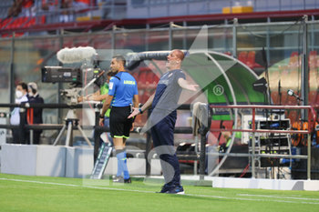2020-06-26 - Bisoli allenatore della Cremonesesi sbraccia con un suo giocatore - CREMONESE VS COSENZA - ITALIAN SERIE B - SOCCER