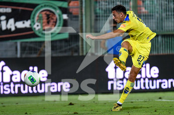 2020-07-13 - Il tiro di Gabriele Zappa (Pescara) del gol dell' 1 a 1 - VENEZIA VS PESCARA - ITALIAN SERIE B - SOCCER