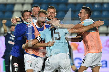 2020-07-13 - I compagfni di squadra festeggiano Michele Pellizzer dopo il gol del 1-1 - VIRTUS ENTELLA VS PISA - ITALIAN SERIE B - SOCCER