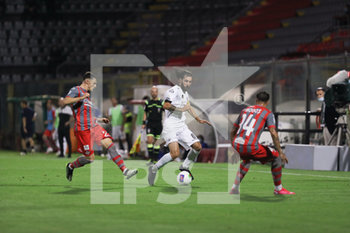 2020-07-24 - Il capitano dello Spezia Mora in mezzo a due giocatori della Cremonese - CREMONESE VS SPEZIA - ITALIAN SERIE B - SOCCER