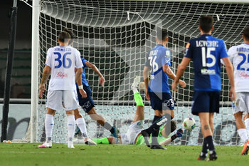 2020-08-04 - Luca Garritano del Chievo seminascosto da Riccardo Fiamozzi dell'Empoli segna il gol dell'1-0 - PLAYOFF - CHIEVO VS EMPOLI - ITALIAN SERIE B - SOCCER