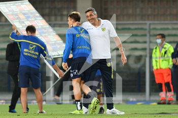 2020-08-04 - Alfredo Aglietti allenatore del Chievo abbraccia Salvatore Esposito - PLAYOFF - CHIEVO VS EMPOLI - ITALIAN SERIE B - SOCCER