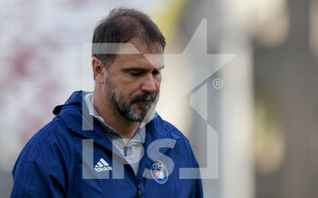 2020-10-17 - L'allenatore dell'AC Pisa 1909 Luca D'Angelo sconfortato a fine gara - SALERNITANA VS PISA - ITALIAN SERIE B - SOCCER