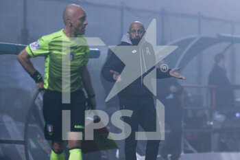 2020-11-07 - L’allenatore del Vicenza Domenico Di Carlo protesta con l’assistente Vivenzi - CREMONESE VS VICENZA - ITALIAN SERIE B - SOCCER