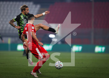 2020-11-28 - Dany Mota of AC Monza fights for the ball against Gianluca Di Chiara of Reggina 1914during the Serie B 2020/21 match between AC Monza vs Reggina 1914 at the U-Power Stadium, Monza, Italy on November 28, 2020 - Photo FCI/Fabrizio Carabelli - MONZA VS REGGINA - ITALIAN SERIE B - SOCCER