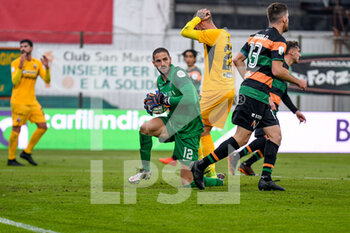 2020-11-28 - Luca Lezzerini (Venezia) saves a goal - VENEZIA FC VS ASCOLI CALCIO - ITALIAN SERIE B - SOCCER