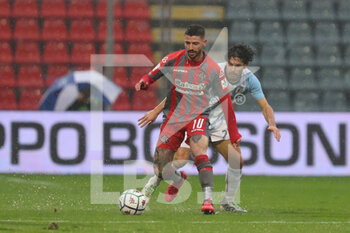 2020-12-05 - Cristian Buonaiuto (Cremonese) difende palla dall’attacco di Luca Settembrini (Virtus Entella) - CREMONESE VS VIRTUS ENTELLA - ITALIAN SERIE B - SOCCER