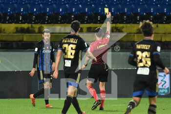 2020-12-08 - The referee of the match Lorenzo Maggioni shows yellow card to Simone Benedetti (Pisa) - PISA VS ASCOLI - ITALIAN SERIE B - SOCCER