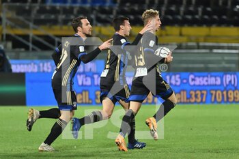 2020-12-08 - Robert Gucher, Samuele Birindelli and Luca Vido celerate after goal of 1-1 - PISA VS ASCOLI - ITALIAN SERIE B - SOCCER