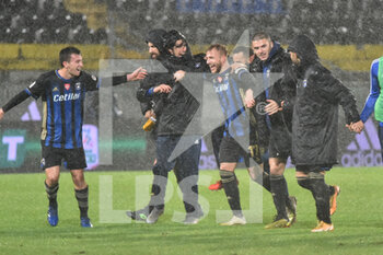 2020-12-08 - Players of Pisa celebrate at the end of the match - PISA VS ASCOLI - ITALIAN SERIE B - SOCCER